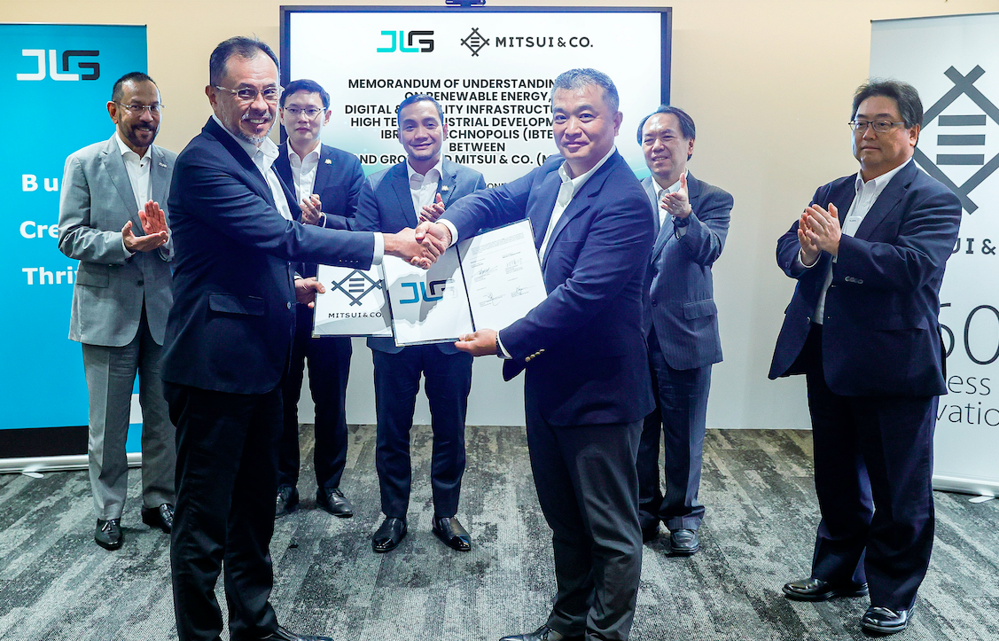 (Front row, L-R) Akmal Ahmad, director, Real Estate and Infrastructure Division, Johor Corporation, Shinichiro Kobayashi, general manager Infrastructure & Energy Division of Mitsui & Co. (Malaysia) Sdn Bhd