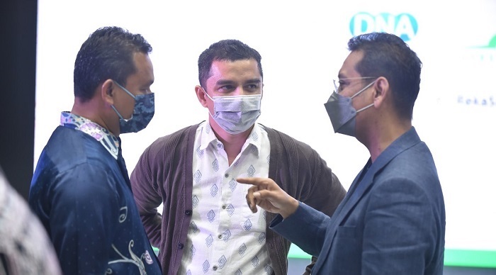 Kamarul Muhamed, cofounder and CEO of Aerodyne Group (right) with Johary Mustapha (middle), of Forest Interactive and Salim Khailani, Board Member of Cyberview and President/CEO of UDA Holdings Bhd.