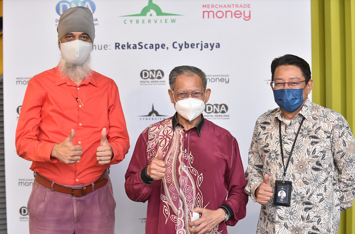 Karamjit with Tok Pa and Najib Ibrahim, MD of Cyberview.