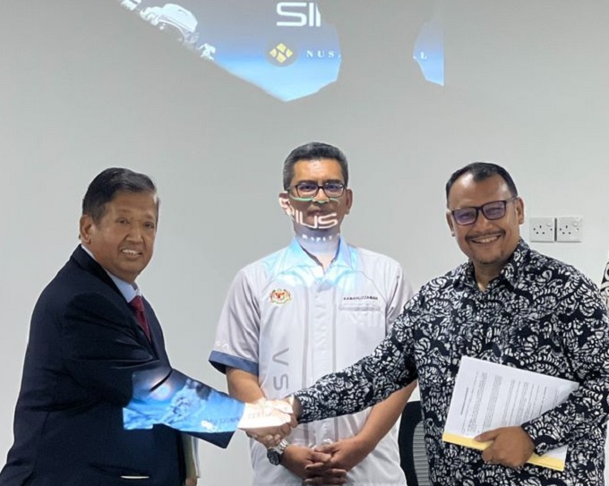 Khairuddin Rahman, (left) with a Nusa Kapital executive while Kamaruzzaman Wahid, Director of the Malaysian Space Agency, Space Exploration Division, looks on.