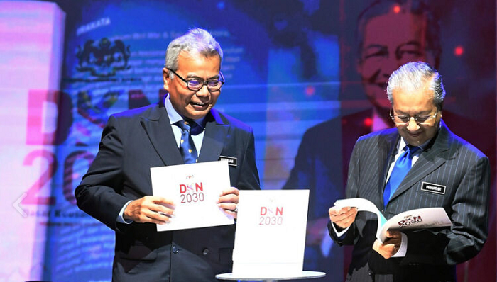 Malaysian Prime Minister, Mahathir Mohamad (right) launching the National Entrepreneurship Policy 2030 (DKN 2030) on July 11 with Minister of Entrepreneur Development Mohd Redzuan Yusof.