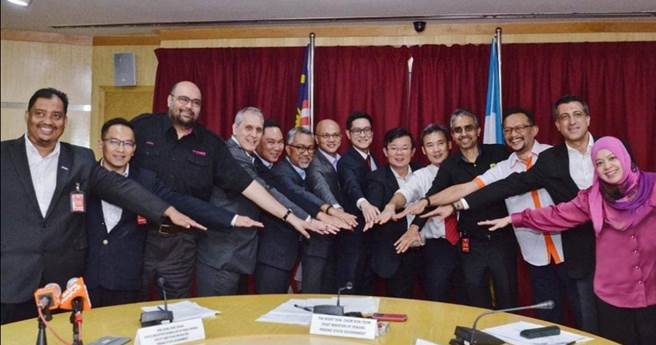 MCMC chairman Al-Ishsal Ishak (7th from left) with CEOs of the telecommunications companies