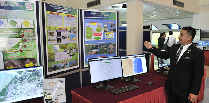 A Malaysian Remote Sensing Agency officer showing some of the applications it has built for various government units.