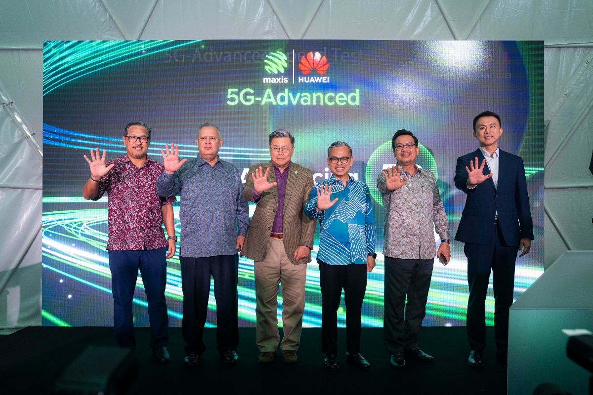 Fahmi Fadzil, minister of Communications officiated the first 5.5G technology trial showcase by Maxis and Huawei, accompanied by (from left) Lim Thean Shiang, commissioner of MCMC, Mohamad Salim Fateh Din, chairman of MCMC, Goh Seow Eng, CEO, Maxis, Nik Kamaruzaman Nik Husin, deputy secretary general (Strategic Communications and Creative Industry) of the Ministry of Communications, Simon Sun, CEO, Huawei Malaysia.