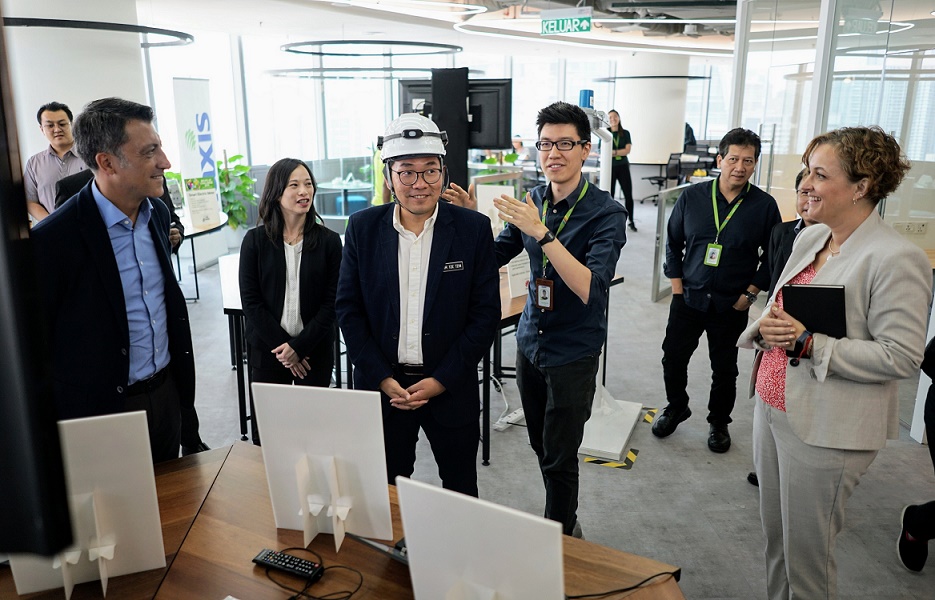 Deputy Minister of Agriculture and Agro-based Industry Sim Tze Tzin visiting the showcases during the Maxis IoT Challenge Pitch Day, accompanied by Maxis CEO Gokhan Ogut (left), and Maxis Enterprise Practices head Claire Featherstone (right)