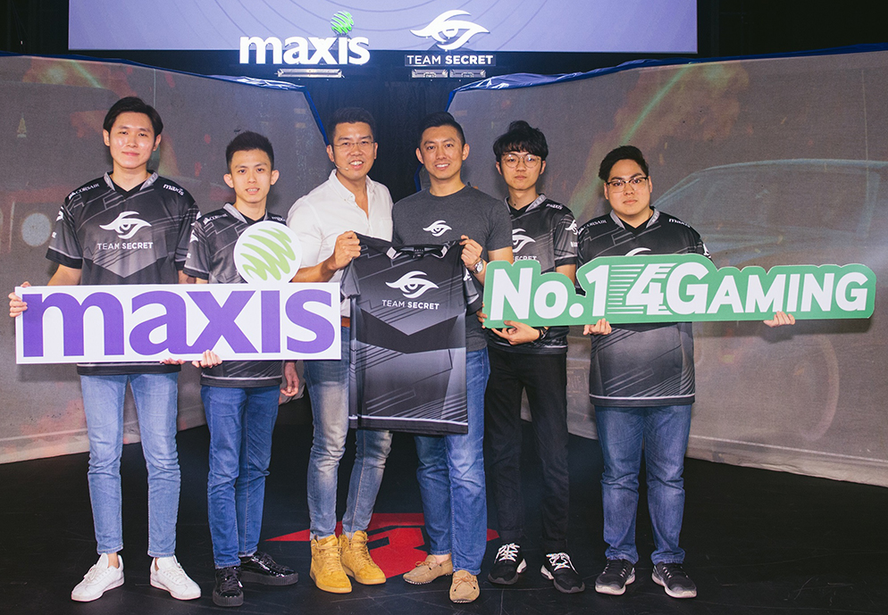 (From left) Team Secret PUBG Mobile players BiuBiu and Alex; Maxis head of Brand & Marketing Tai Kam Leong; Team Secret CEO John Yao; Team Secret PUBG Mobile players SinBNeo and Stewart9k