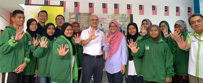 Al-Ishsal (5th from left), front row, posing with students in Langkawi and Maxis staff.