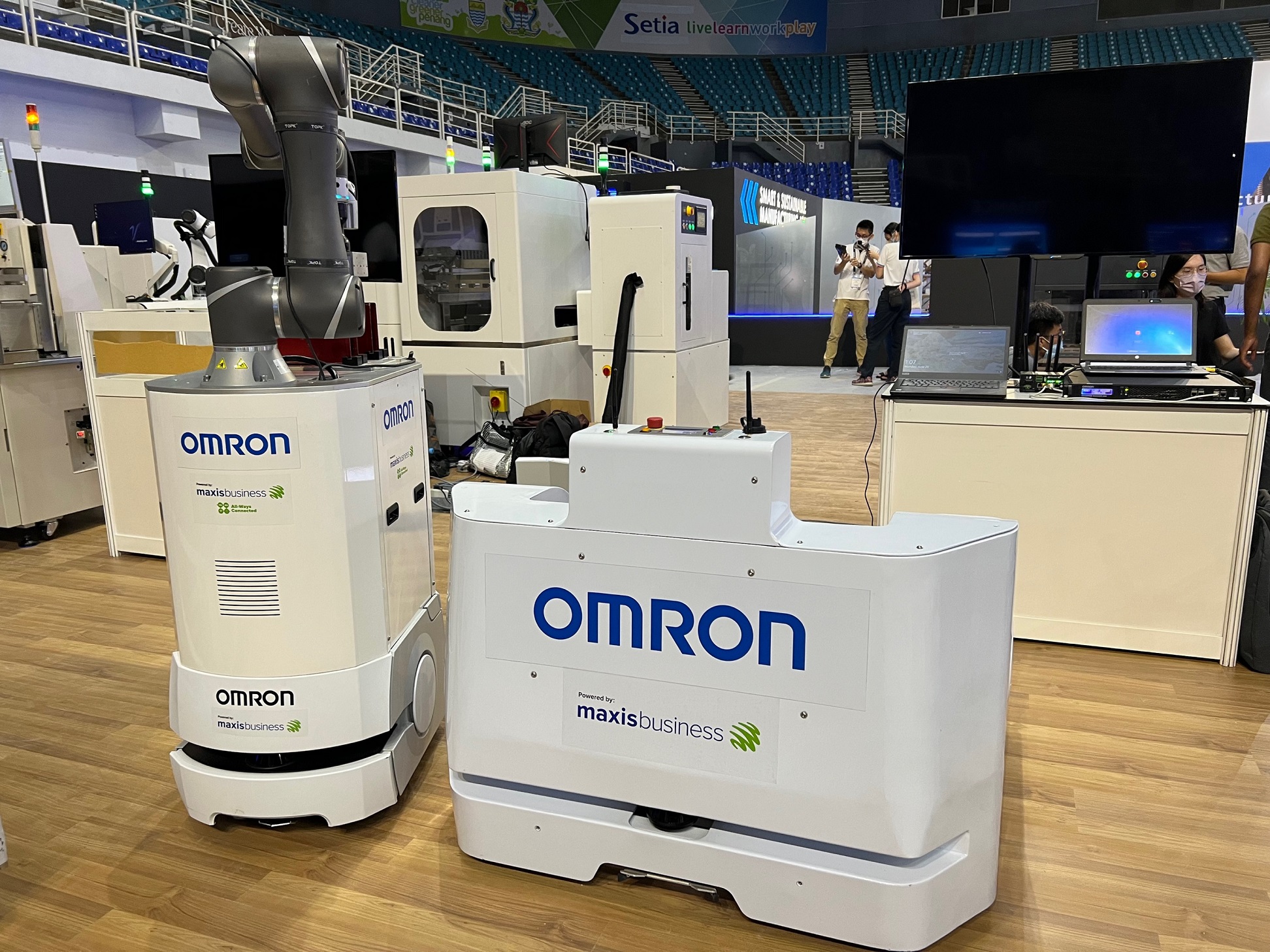 Maxis and Omron are showcasing Autonomous Mobile Robots powered by Maxis Business’ next generation network at Semicon Southeast Asia 2022