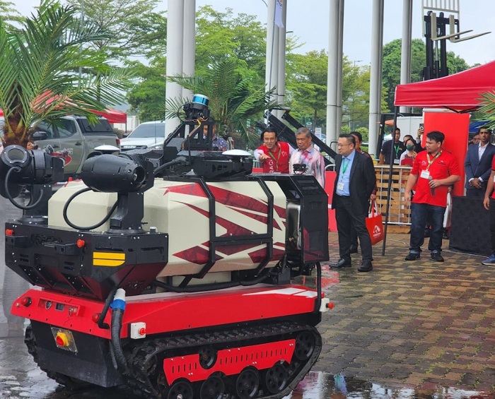 Md Razalee Ismail, CEO of Meraque Group, in (background, pointing to the Robotic Agro in Complex Environment machine), with Minister of Agriculture and Food Security, Mohamad Sabu during the Malaysia International Agriculture Technology Exhibition in Kuala Lumpur.