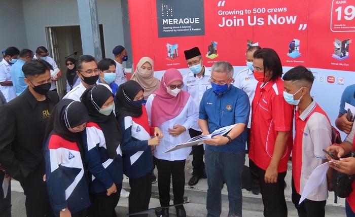 Md Razalee Ismail, Meraque CEO (3rd from right) with Dr Adham Baba, Minister of Science, Technology and Innovation (4th from right) with Norlizah Noh, Johor Exco of Education, Information and Communication (5th from right) looking at the course outline. Behind them in black songkok is Tuan Omar Salleh, Johor State Deputy Director of Education.