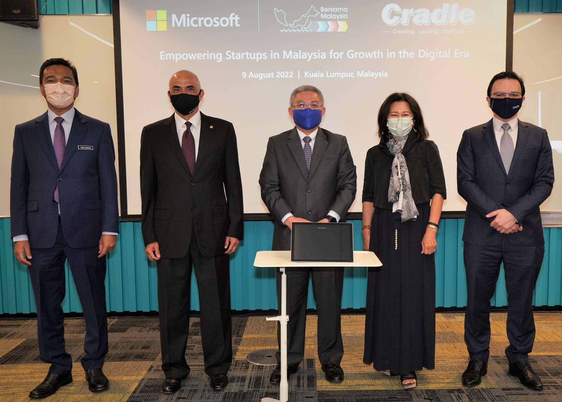 (L2R) Mohd Nor Azman Hassan, deputy Sec-Gen (Technology Development) Ministry of Science, Technology & Innovation; K Raman, MD Microsoft Malaysia; Adham Baba, minister of Science, Technology & Innovation; Yvonne Chia, chairman Cradle & Norman Matthieu, acting CEO Cradle at the MOU signing