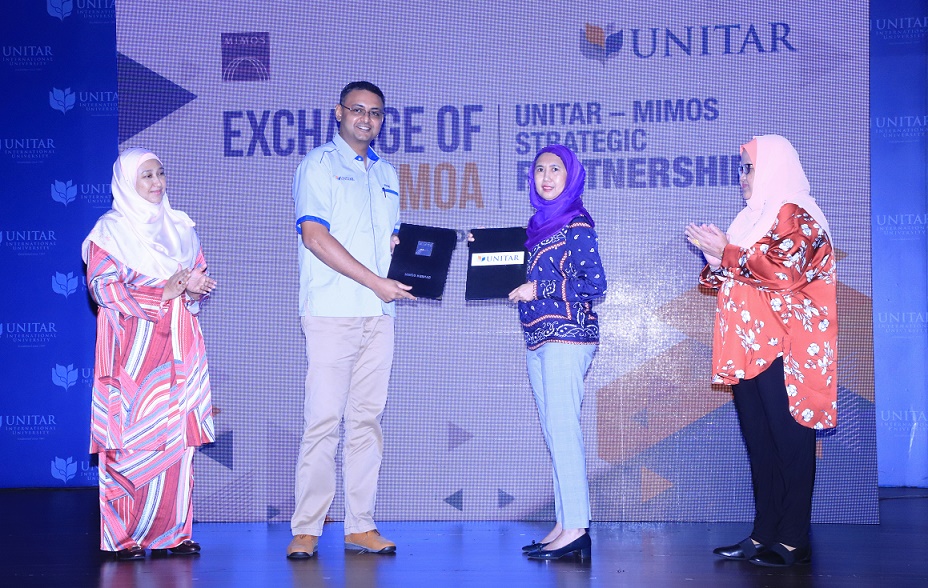 Mimos interim president and CEO Emelia Matrahah (2nd right) exchanging documents with Unitar CEO Puvan Balachandran (2nd left)
