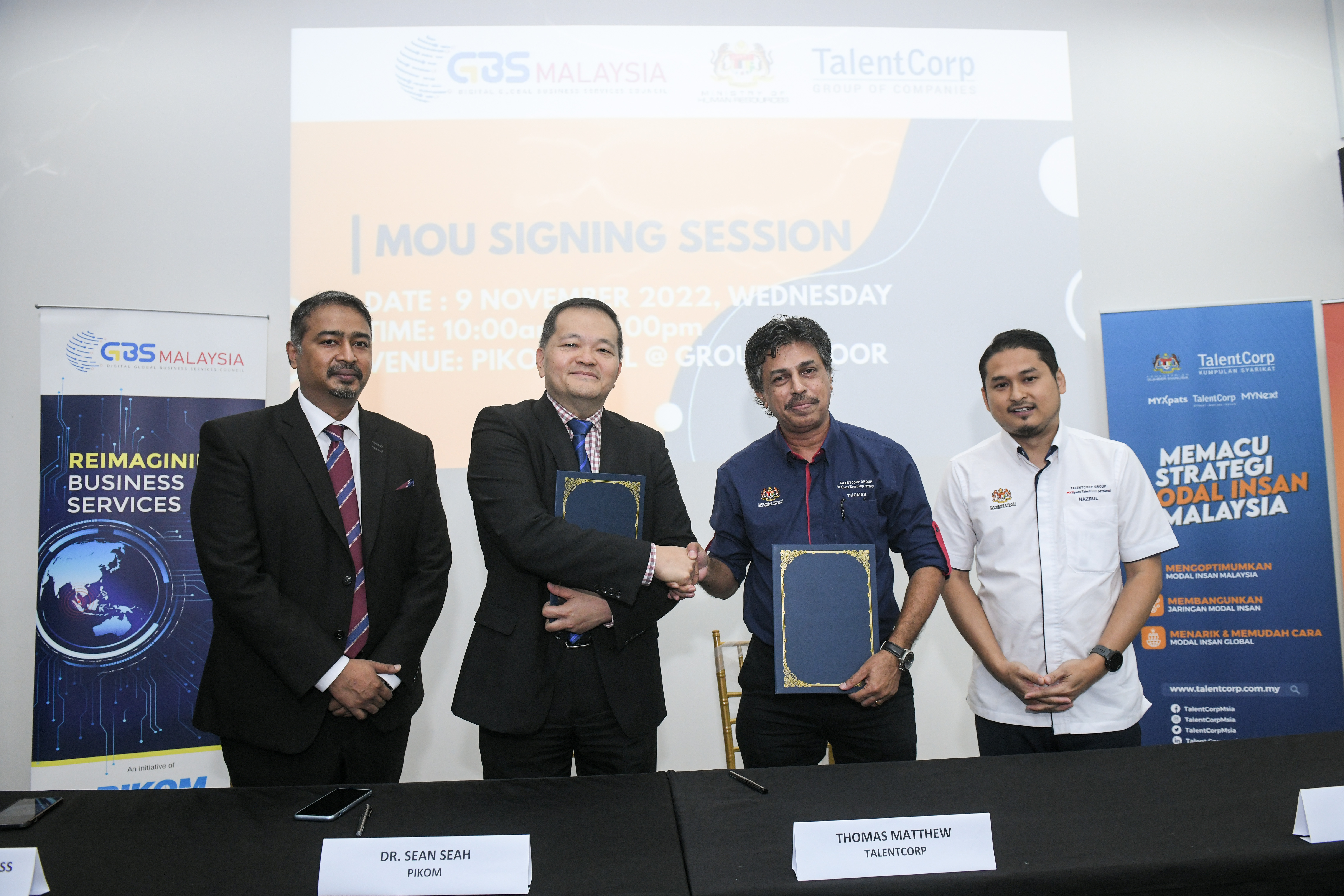 (Left to right) Anthony Raja Devadoss, Sean Seah, Thomas Mathews and Nazrul Aziz at the MoU Signing Ceremony between PIKOM and TalentCorp.