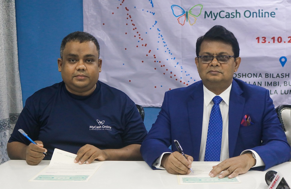 MyCash Online founder Mehedi Hasan (left) with Premier Bank MD & CEO M Reazul Karim