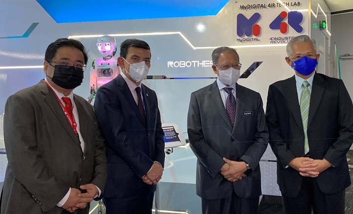(From left) Fabian Bigar, CEO MyDigital, Mazuin Ismail, Senior Vice President Corporate Strategy, Mustapa Mohamed, Minister in the Prime Minister’s Department (Economy) and Ezarisma Azni Mohamad, CEO of Petrosains.