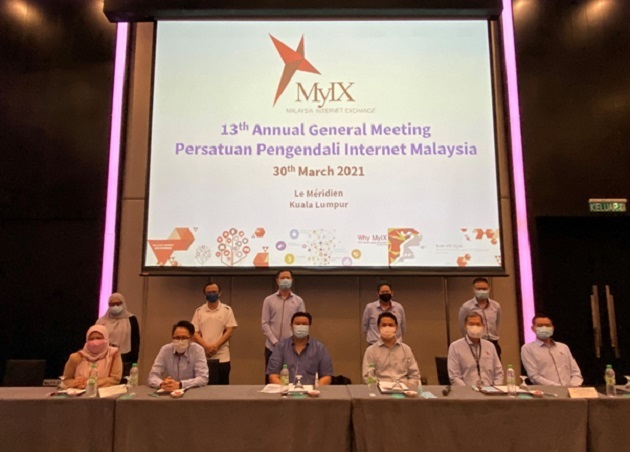 MyIX chairman Chiew Kok Hin (seated, centre left in darker blue shirt) with committee members Maxis, YTL Communications, MyKRIS Asia, Celcom Axiata, REDtone, TT dotcom and Telekom Malaysia Bhd