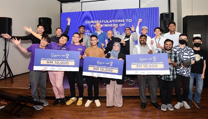 The three winners and their respective teams. Also present (back row) were Juliana Jan (2nd from left), SVP, Grant, Cradle; Johan Krebbers, Head of Emerging Technologies, DNB (4th from left), and Ahmad Kashfi Alwi, SVP of Ecosystem Development, Cradle (5th from left.)