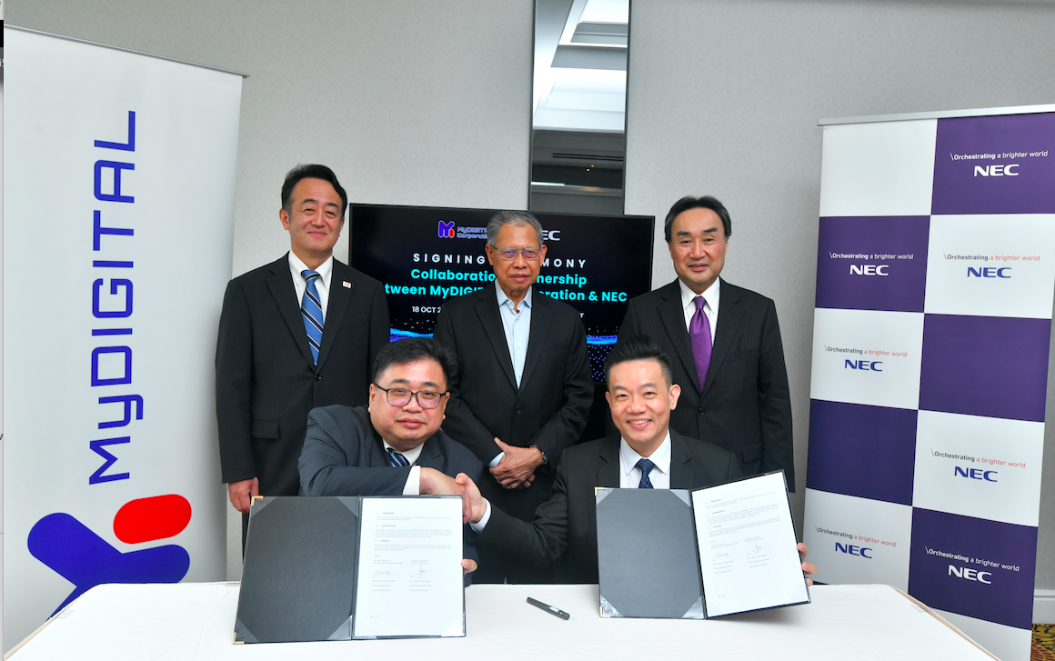 Fabian Bigar, CEO of MyDIGITAL Corporation (left) and Chong Kai Wooi, managing director, NEC Malaysia (right) signed a collaborative partnership agreement that was witnessed by; from left to right: Takahashi Katsuhiko, Japan Ambassador to Malaysia, Mustapa Mohamed, minister in the Prime Minister’s Department (Economy) and Akihiko Kumagai, president of Global Business Unit, NEC Corporation.