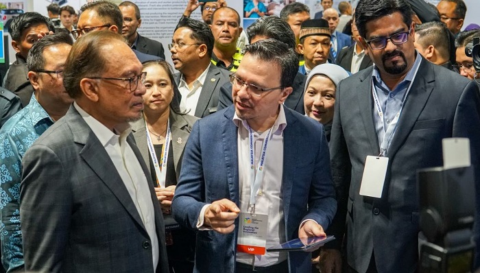Anwar Ibrahim, Malaysia's Prime Minister briefed by Norman Matthieu Vanhaecke, Group CEO of Cradle Fund at the 2024 edition of the Malaysia Commercialisation event in Kuala Lumpur. Partly hidden behind the Prime Minister is Chang Lih Kang, Minister of Science, Technology and Innovation (MOSTI).