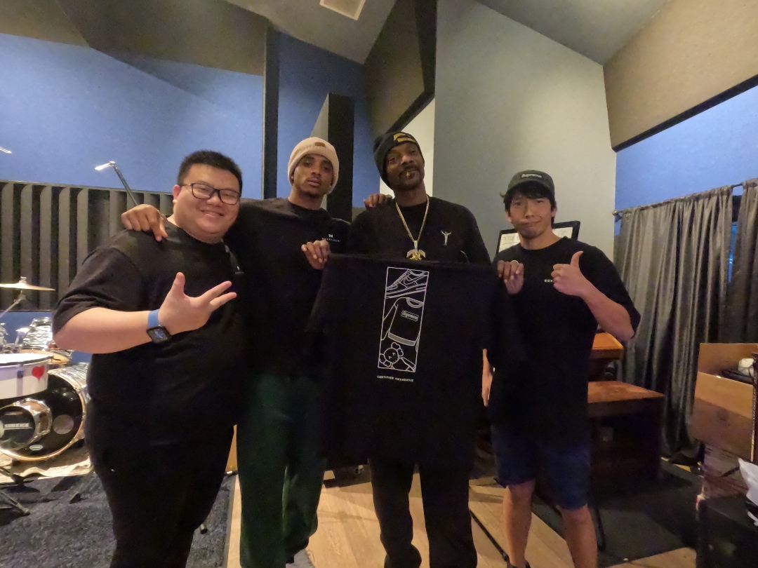 Snoop Dogg and his son Cordell with Richard Xia (left) and Kenji Narushima (right))