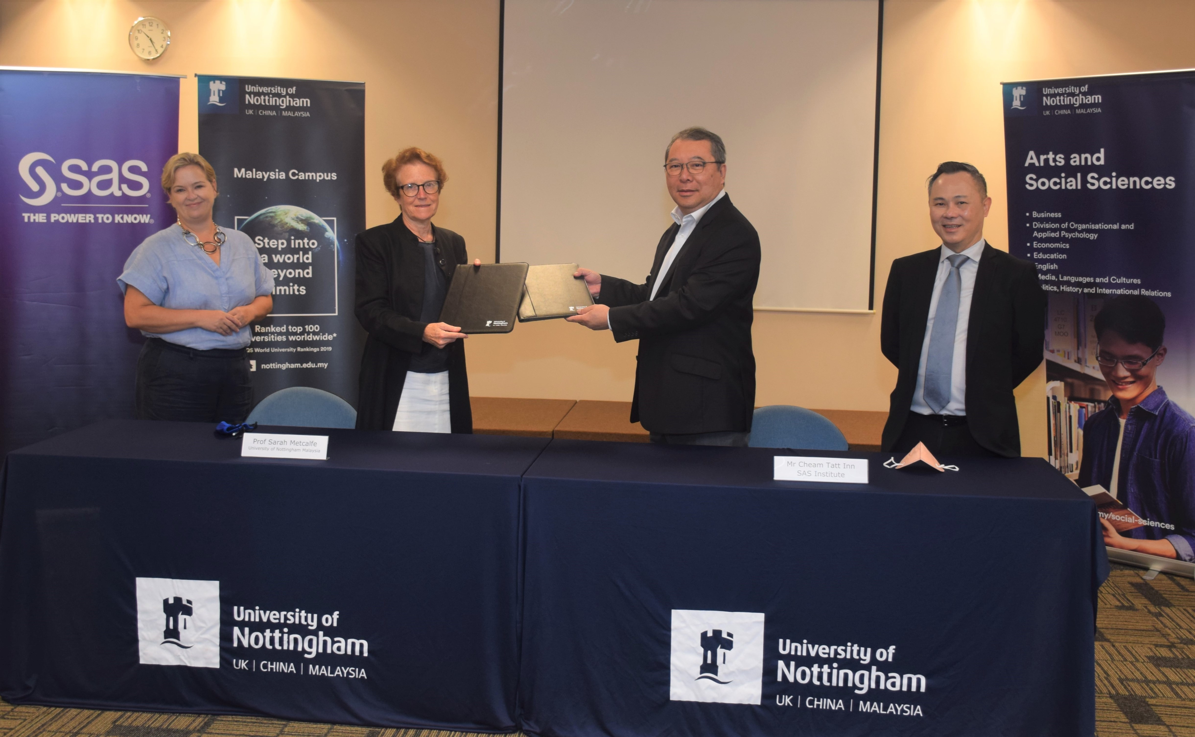 Prof Sarah Metcalf, CEO of University of Nottingham (L) and Cheam Tat Inn, MD of SAS Malaysia and other officials in the signing ceremonty