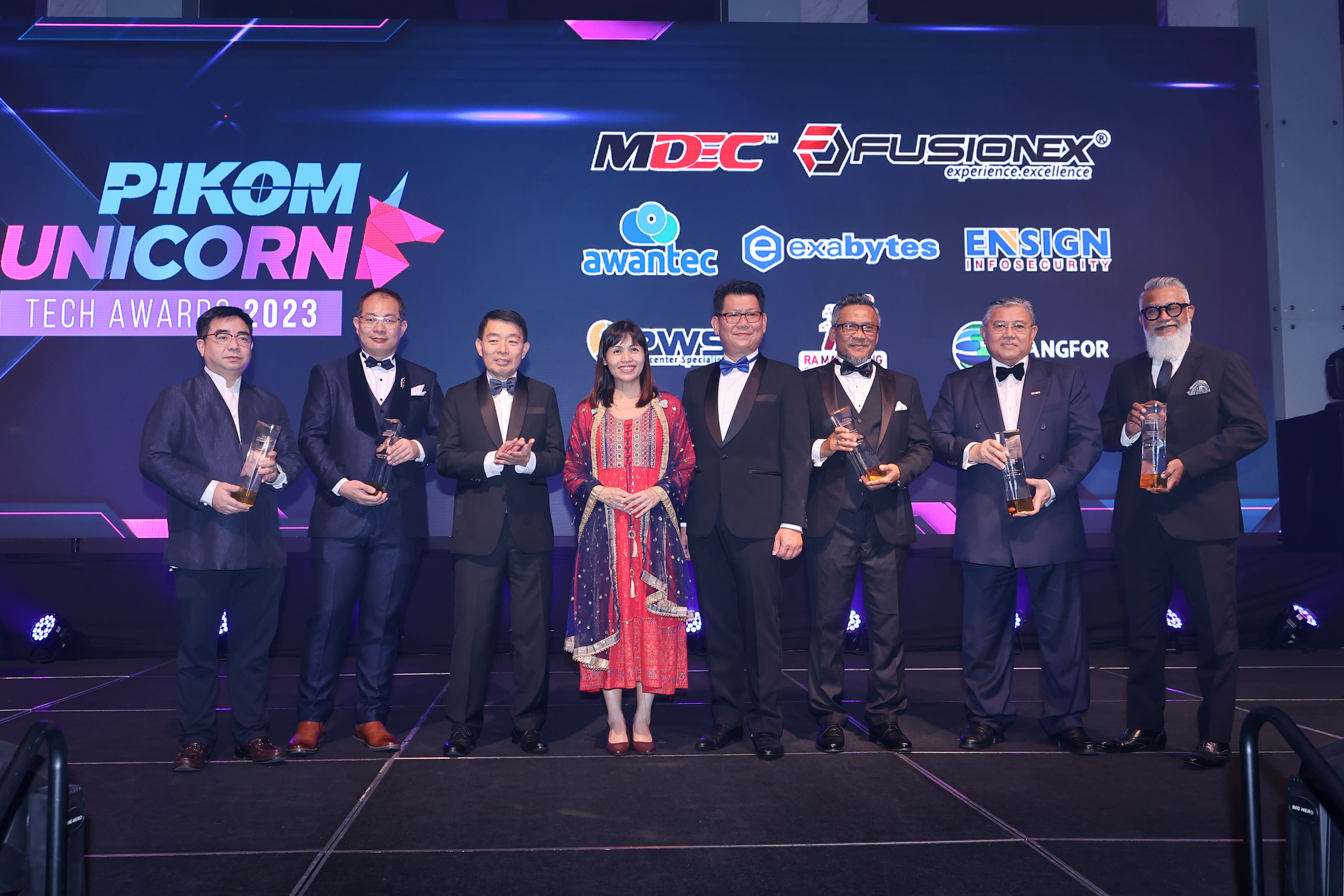 Recipients of the PIKOM Unicorn Tech Excellence Awards. (left to right):  Oliver Liu of Huawei Malaysia, Lawrence Leang Wah Choon, Ong Chin Seong, YB Teo Nie Ching, Alex Liew, Azlan Ahmad of TNB, Tan Sri Datuk Amar Haji Mohamad Morshidi, Raymond Devadass