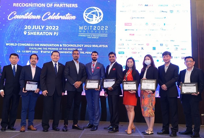(3rd from left) Dr Sean Seah, Pikom Chairman, with some of the sponsors and partners for WCIT 2022 that will be held in Penang in Sept. 
