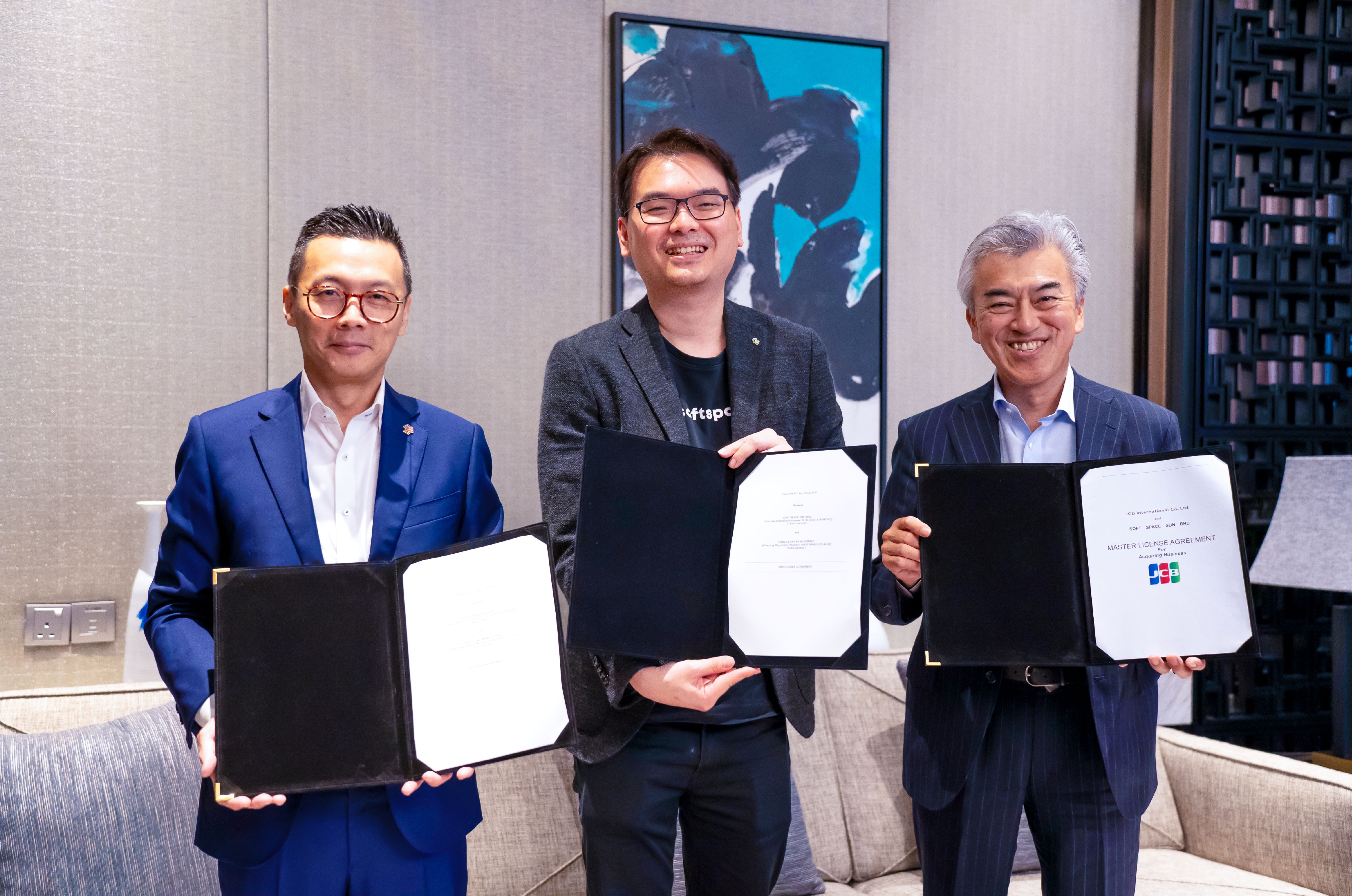Left to right: Andrew Jong, managing director of Personal Financial Services at HLB, Joel Tay, CEO, Soft Space and Yoshiki Kaneko, president and CEO of JCB International Co., Ltd signed a tripartite partnership to expand JCB Card acceptance in Malaysia