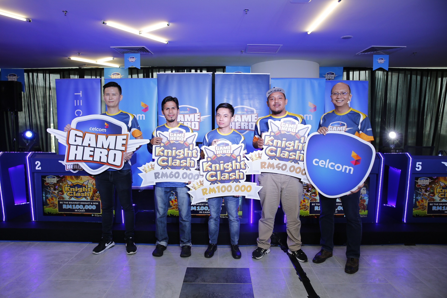 Techninier CTO Alan Pei (left), and Celcom Axiata Bhd head of Consumer Marketing and Analytics Zuwairi Zakaria (right) with the top three winners during the prize giving ceremony for Celcom Game Hero – Knight Clash!