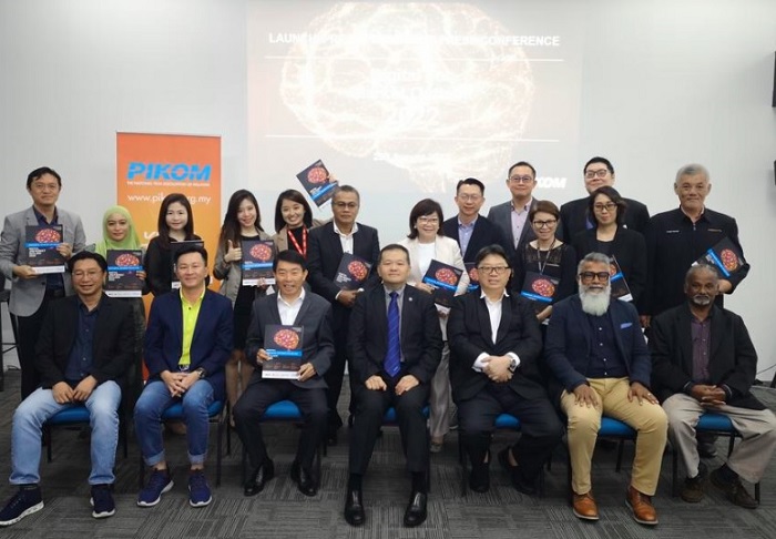 (front row) Pikom chairman Sean Seah (4th from left) and Pikom Research Committee Chair Woon Tai Hai (5th from left) with Pikom team and partners.