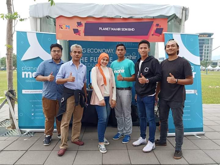 The Planet Mahir team at Kembara Digital Malaysia 2019. (From left) digital marketing executive Mohd Eiffan Ezry; CEO & co-founder Dr. Ahmad Ramzi; marketing & communication executive Umairah Wahid; promoter Munzir Wahid; and CMO, director & co-founder Haidar Darus