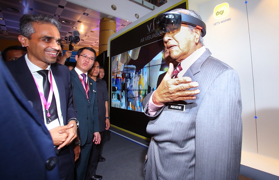 Prime Minister Dr Mahathir Mohamad testing out the VR goggles at Digi's 5G Virtual Learning Centre