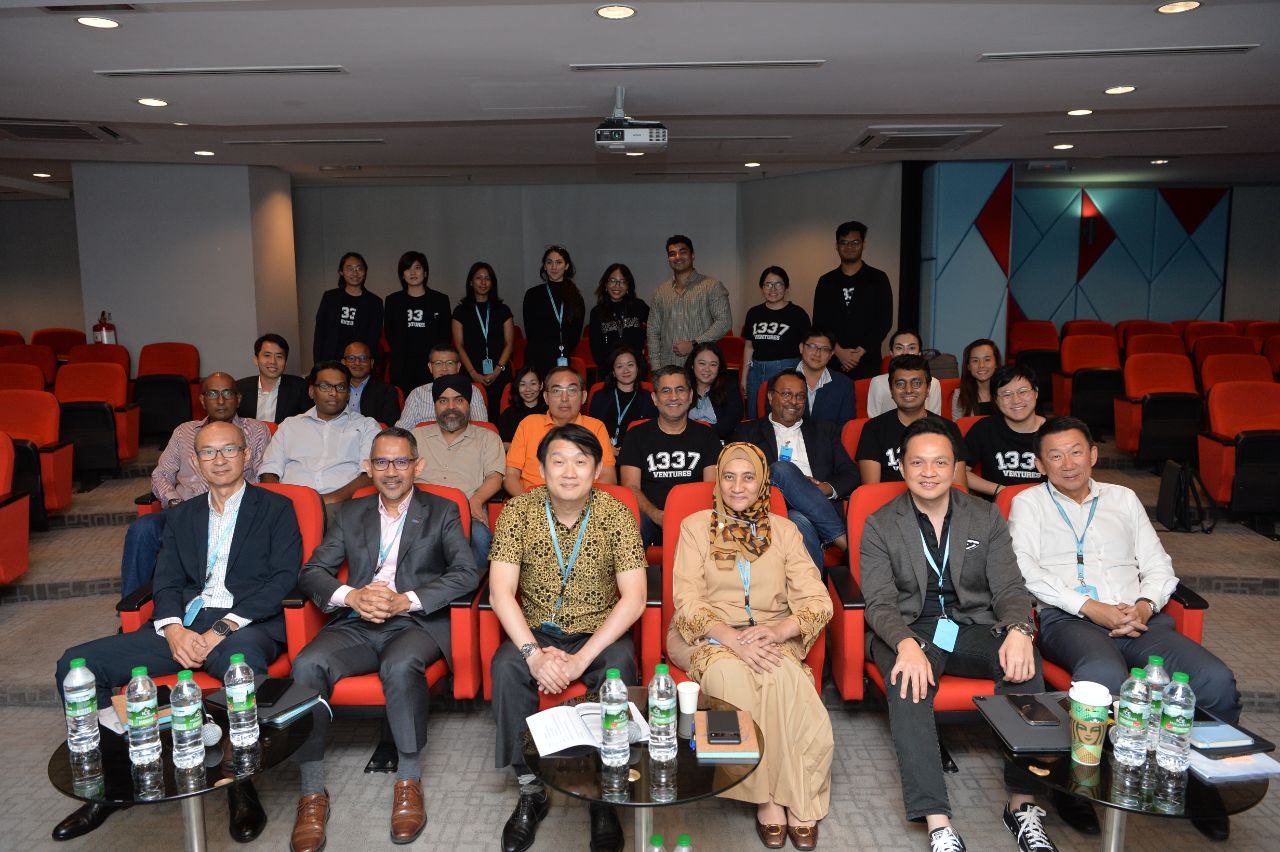 Group pix of Senior Management of RHB Banking Group, 1337 Ventures team and the Top 7 startups.