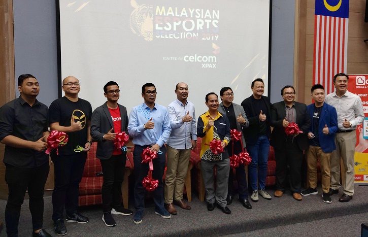 Razer global e-sports director David Tse (fourth right) with all Team Malaysia ecosystem partners