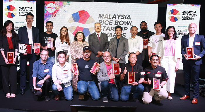 Malaysia Rice Bowl Startup Awards 2019 winners with [from 4th left] Dzuleira Abu Bakar, CEO MaGIC, Wan Suraya, Head Secretary of Ministry of Entrepreneur Development, Mohd Redzuan Yusof, Minister of Entrepreneur Development and Hamdi Mokhtar, chairman The New Entrepreneurs Foundation (myNEF).