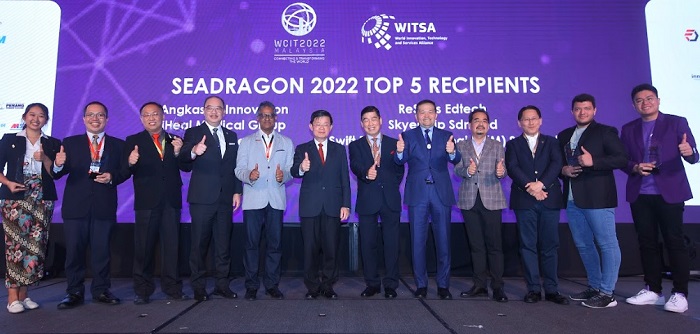 Chief Minister of Penang, Chow Kon Yeow (6th from left) congratulating the SEADragon Unicorn Winners during the WCIT closing ceremony. (L to R): Tiffany Khoo, WeAssist, Teoh Giap Seng, SkyeChip, SK Chong, Swift Bridge Technologies, Dr William Lim, Angkasa-X Innovation, Gopi Ganesalingam, Malaysia Digital Economy Corporation, Dr Jimmy Lim, GreenPro, Dr Sean Seah, PIKOM Chairman, Dr David Khoo, iHeal Medical Group, Liew Choon Lian, MDT Innovations, Brian Mark Sivasamboo, Magnus Games Studio and Ken Lim, ReSkills Edtech.