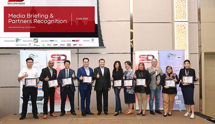 PIKOM chairman Dr Sean Seah (5th from left) with SEADragon Partners where 20 tech unicorns will be presenting to investors at WCIT 2022 Malaysia in Sept. CS Chin, CEO of SEATECH Ventures Corp is 3rd from left.
