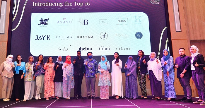 Yong Kai Ping, CEO of Sidec (middle in blue) together with the Top 16 candidates shortlisted for the first-ever Selangor Fashion Accelerator 2022. 