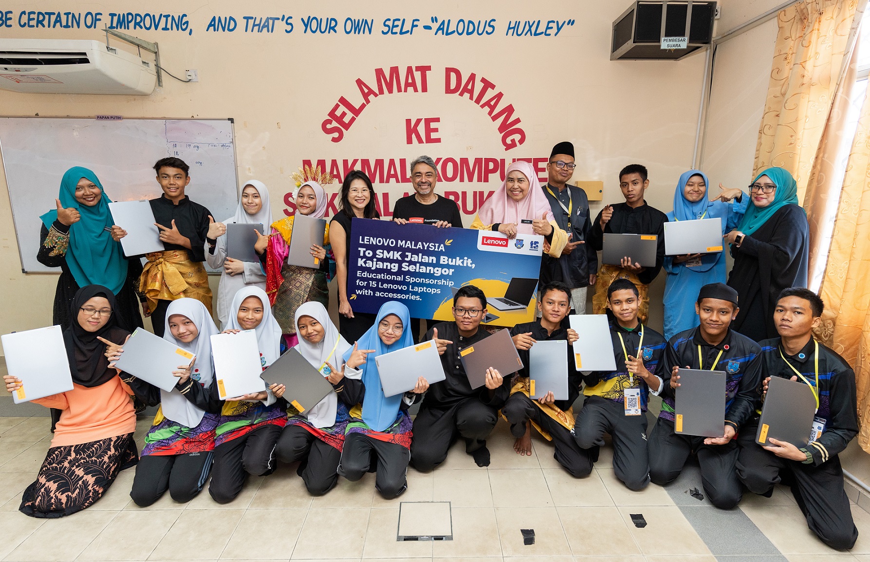 联想马来西亚为 SMK Jalan Bukit 学生提供创新学习技术