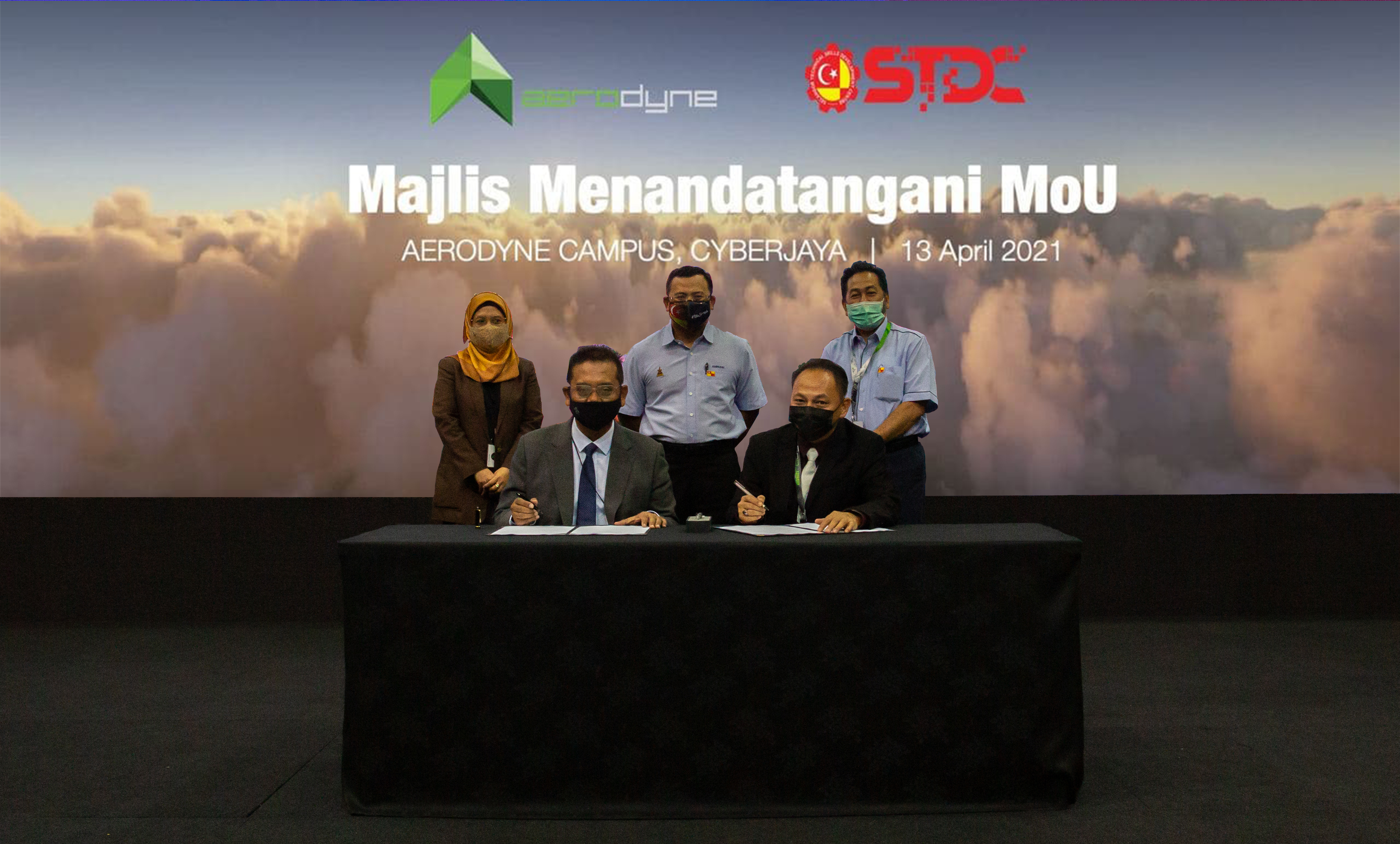 (Left to right), Kamarul Muhamed, founder & group CEO, Aerodyne and Mohd Asyraf Bin Amin, CEO, STDC. Witnessing the signing is Menteri Besar Selangor, Amirudin Shari, and other STDC and Aerodyne officials