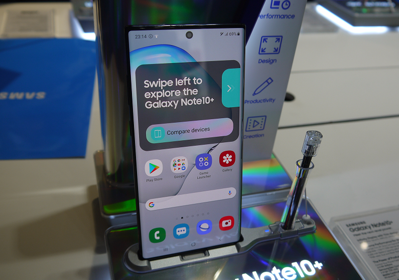 Perks to pre-order. With the Note10, customers can get complimentary gifts worth RM1,058, which includes Galaxy Buds earphones and a wireless battery pack. For the Note10+, there are RM1,159 worth of freebies, including a memory upgrade from 256GB to 512GB. 