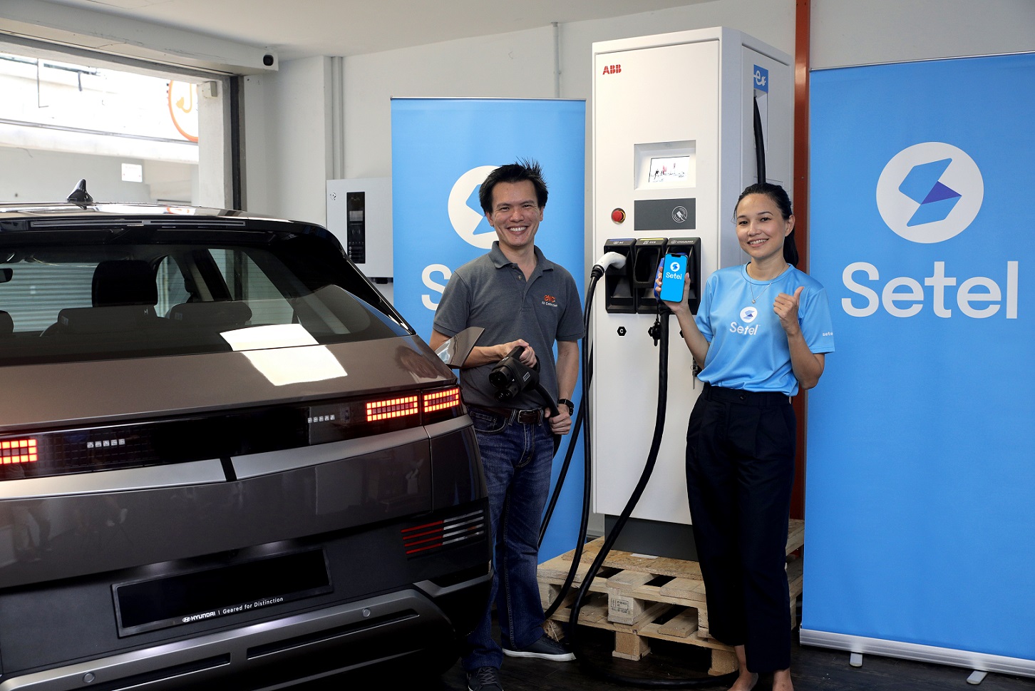Lee Yuen How, director and Founder of EV Connection, and Mazlin Erawati Ab Manan, chief executive officer of Setel at the launch of Setel's latest EV charging feature that enables a seamless electric vehicle charging experience.