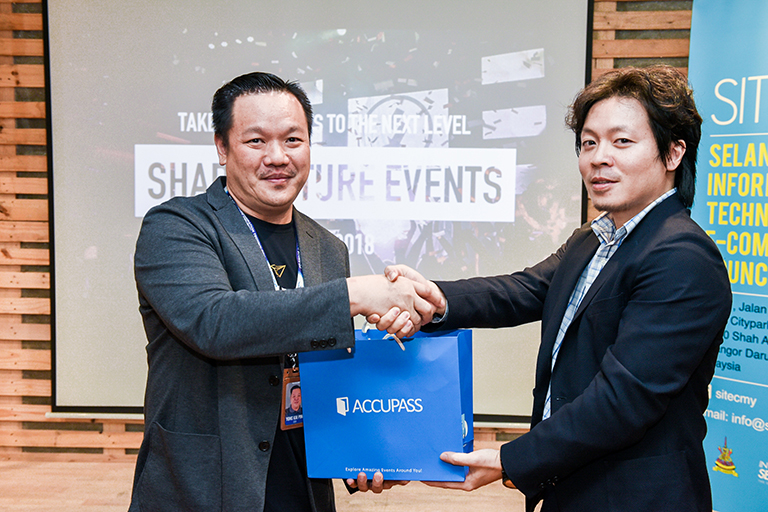 Sitec chief executive Yong Kai Ping (left) with Accupass co-founder and Asia-Pacific GM Freeza Huang