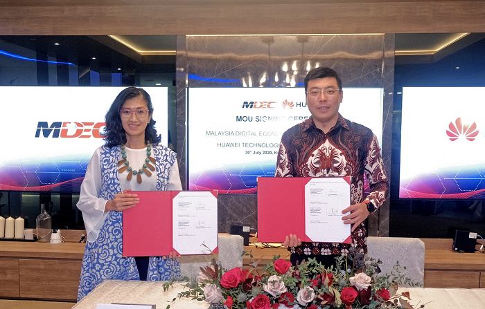 Surin Shukri (left), MDEC CEO with MIchael Yuan, Huawei Malaysia CEO.