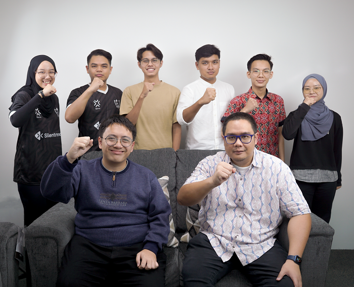 Reza Razali, founder of Silentmode (seated, right) with his team and interns, who built the website.