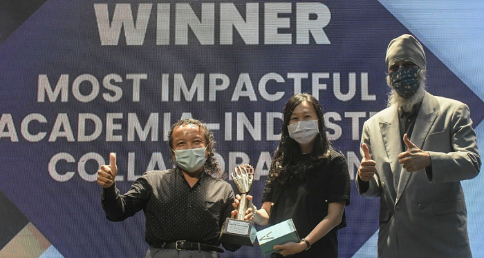 University Malaysia researchers from Nanocat accepting their prize for Most Impactful Academia-Industry collaboration.
