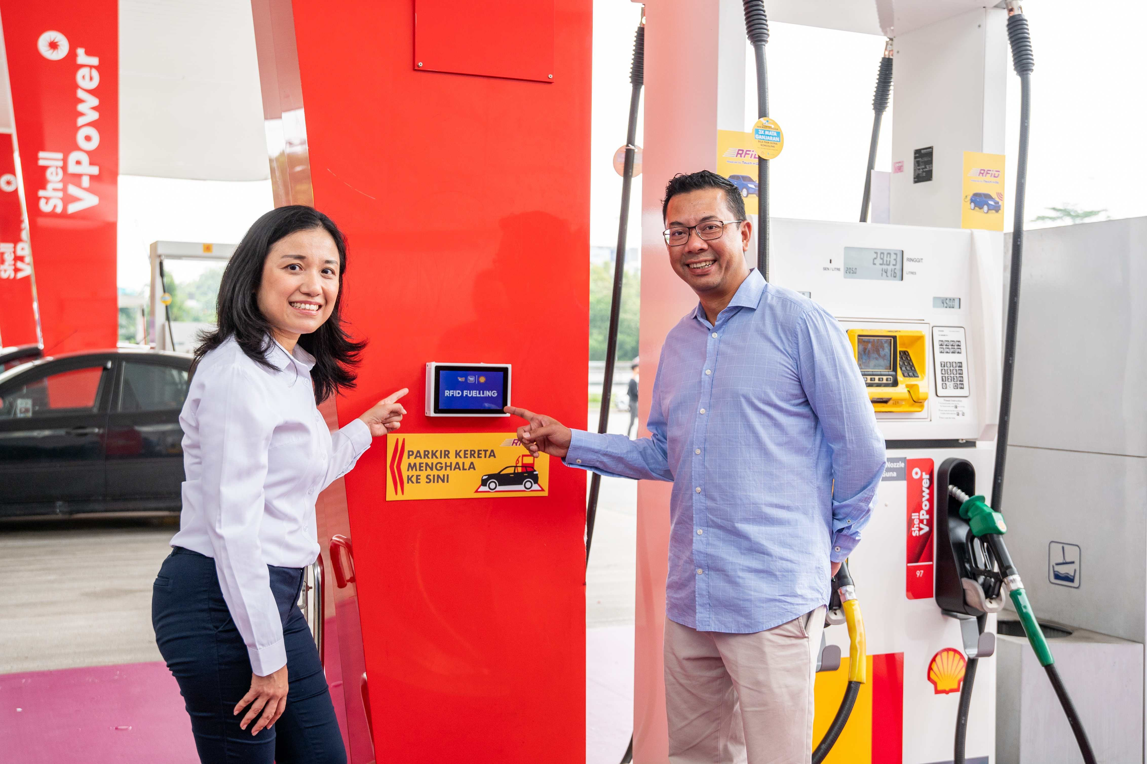 (L-R) Effendy Shahul Hamid, group chief executive officer of Touch ‘n Go Group, and Seow Lee Ming, general manager of Shell Mobility, Malaysia and Singapore at the launch of Touch ‘n Go RFID at Shell event.