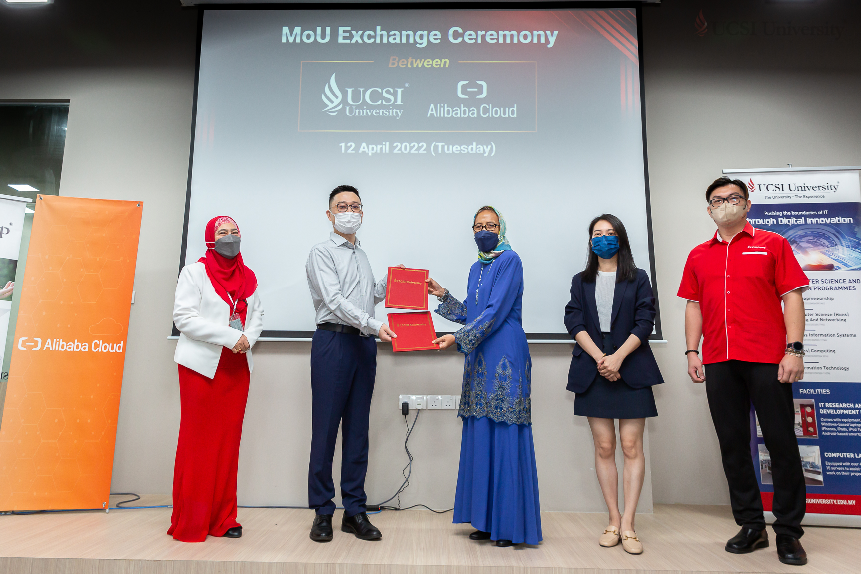 Siti Hamisah, UCSI University vice-chancellor and UCSI Group chief executive officer (center) exchanging the MOA documents with Kun Huang (second, left), general manager of Malaysia for Alibaba Cloud Intelligence