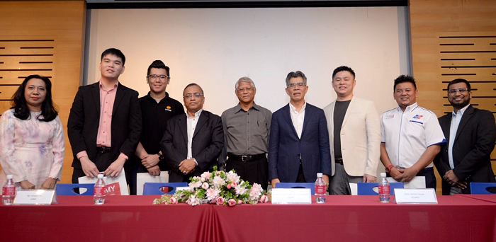 UNIMY management with its 6 new industry partners. (4th from left) UNIMY vice chancellor Prof Dr Mokhtar Abdullah, (6th from left), founder and member of board of governors, Dr Abu Hassan and (7th from left) founder of Eclimo, Dennis Chuah.