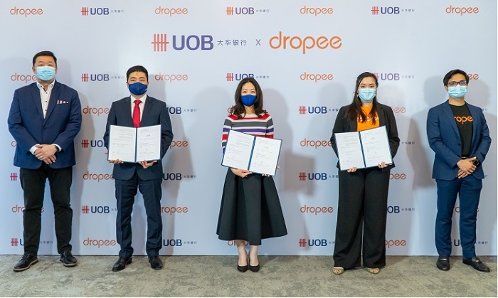 (L to R) Lucas Chew, Country Head of Transaction Banking, UOB Malaysia, Beh Wee Khee, Country Head of Commercial Banking, UOB Malaysia, Ng Wei Wei, Country Head of Wholesale Banking, UOB Malaysia, Lennise Ng, CEO of Dropee and Aizat Rahim, CFO, Dropee.